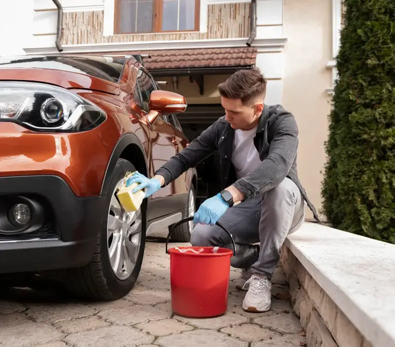 Lavage auto à domicile Morisel : professionnel intervenant sur un véhicule